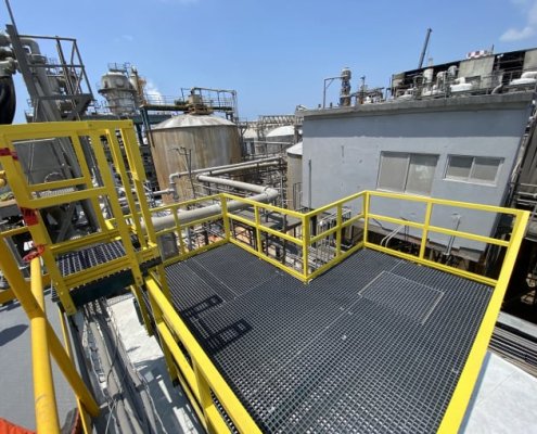 En Mexican Fibers, entendemos que la seguridad y la eficiencia son la prioridad en entornos industriales críticos. Por ello, hemos desarrollado una herramienta digital que permite a ingenieros, arquitectos y proyectistas simular el comportamiento mecánico de nuestras rejillas de Plástico Reforzado con Fibra de Vidrio (PRFV/FRP) bajo condiciones de carga.