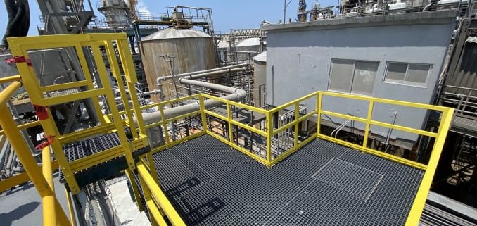 En Mexican Fibers, entendemos que la seguridad y la eficiencia son la prioridad en entornos industriales críticos. Por ello, hemos desarrollado una herramienta digital que permite a ingenieros, arquitectos y proyectistas simular el comportamiento mecánico de nuestras rejillas de Plástico Reforzado con Fibra de Vidrio (PRFV/FRP) bajo condiciones de carga.